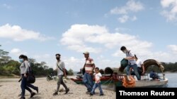 29일 온두라스 출신 이민자들이 과테말라에서 강을 건너 멕시코에 도착했다.