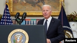 Presiden AS Joe Biden saat menanggapi penumpukan militer Rusia di perbatasan Ukraina, dari Gedung Putih di Washington, AS, 18 Februari 2022. (Foto: REUTERS/Kevin Lamarque )