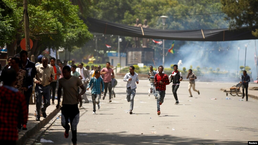 Para demonstran lari setelah gas air mata ditembakkan oleh polisi saat Irreecha, festival pengucapan syukur orang-orang Oromo di kota Bishoftu di wilayah Oromia, Ethiopia, 2 Oktober 2016. 