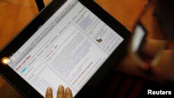 An internet user displays an entry on Quan Lam Bao, one of Vietnam's blog sites, at a cafe in Hanoi in this October 9, 2012, file photo.