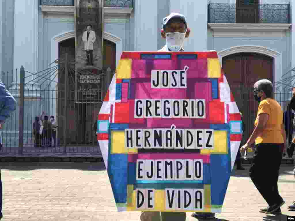 El conocido como &#39;Sr. del Papagayo&#39; tambi&#233;n estuvo presente a las afuera de la Iglesia Nuestra Se&#241;ora de la Candelaria, en Caracas, durante la ceremonia.