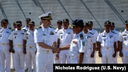 柬埔寨皇家海军代表团在云壤海军基地欢迎来访的美国海军“辛辛那提”号滨海战斗舰。(2026年1月24日)