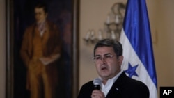 El presidente de Honduras, Juan Orlando Hernández, habla durante una conferencia de prensa en la Casa Presidencial en Tegucigalpa, Honduras, el miércoles 24 de marzo de 2021. [Foto de archivo].