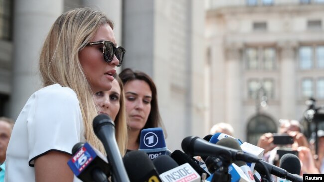 Dženifer Aroaz, koja kaže da je jedna od žrtava Džefrija Epstina, razgovara sa novinarima ispred federalne sudnice u Njujorku, 27. avgusta 2019.