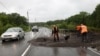 Рабочие ремонтируют поврежденную техникой наемников дорогу во время «пригожинского мятежа».  Фото из Воронежской области, 27 июня 2023 года.
