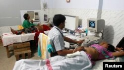 Indian gynaecologists conduct ultrasound examinations on pregnant women at a government-run hospital, March 17, 2015. A new study from New Zealand, has found that women who lie on their backs late in their pregnancies could be increasing their risk of stillbirth.