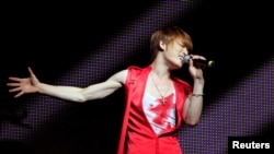 El cantante Kim Jae-joong, miembro de la banda de K-Pop JYJ, en un concierto en Lima, Perú, el 11 de marzo de 2012.