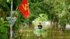 Người dân chèo thuyền ở một làng ven Hà Nội sau bão Yagi. 13/9/2024 (AP Photo/Hau Dinh).