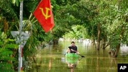 Người dân chèo thuyền ở một làng ven Hà Nội sau bão Yagi. 13/9/2024 (AP Photo/Hau Dinh).