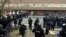 Полицијата меѓу поддржувачите на владата (лево) и на опозицијата (десно) за време на собраниските настани во Македонија на 24-ти декември 2012-та