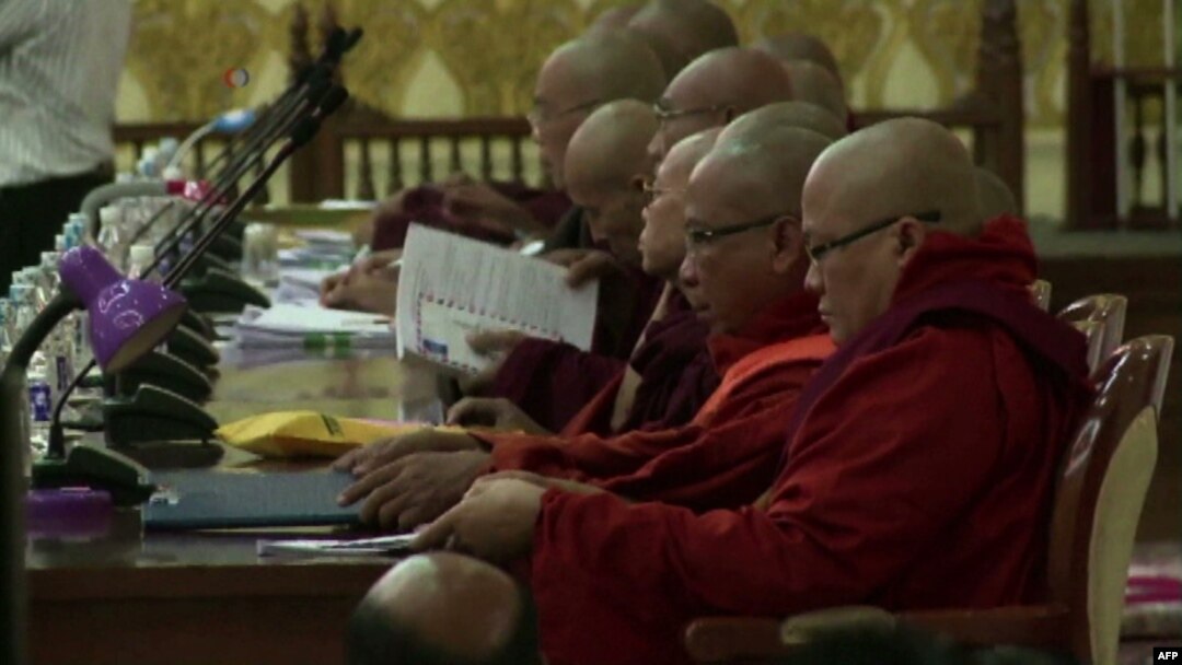 Para anggota Komite Negara Sangha Maha Nayaka (Otoritas Buddhis Negara) menghadiri pertemuan komite di Yangon, Myanmar (13/7). 