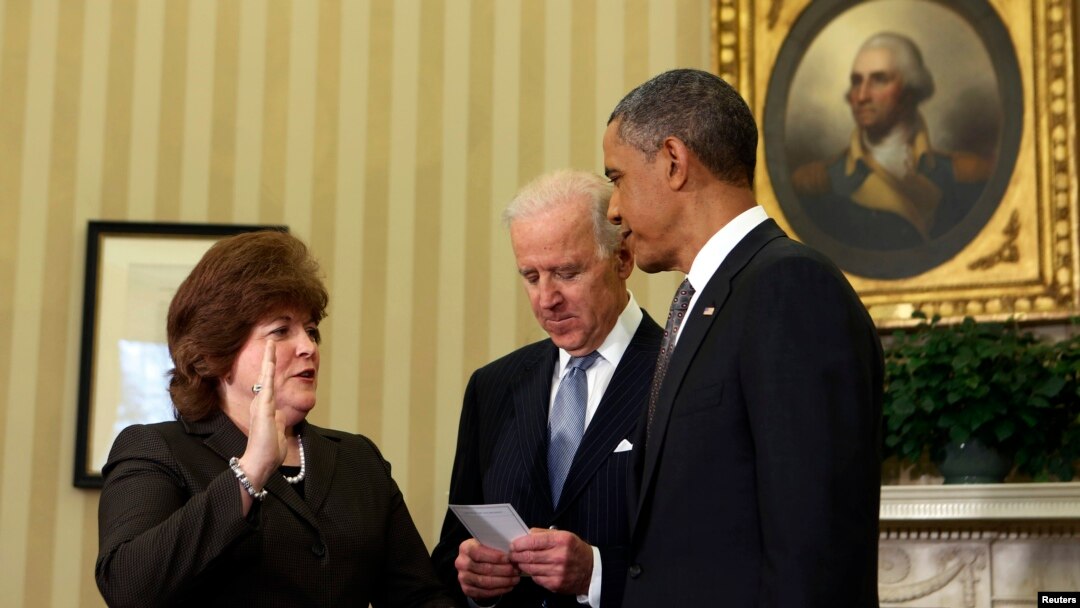 Julia Pierson (kiri) diambil sumpahnya oleh Wapres AS Joe Biden sebagai Kepala 'Secret Service' AS yang baru, disaksikan oleh Presiden Barack Obama (27/3). 