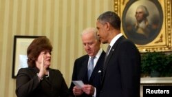 Julia Pierson (kiri) diambil sumpahnya oleh Wapres AS Joe Biden sebagai Kepala 'Secret Service' AS yang baru, disaksikan oleh Presiden Barack Obama (27/3). 