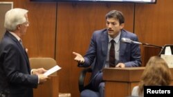 Ashton Kutcher (kanan) memberi kesaksian dalam sidang pengadilan kasus pembunuhan dengan tersangka Michael Gargiulo (tidak tampak). 