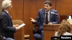 Ashton Kutcher sedang ditanyai oleh Daniel Nardoni, pengacara pembela terdakwa kasus pembunuhan, Michael Thomas Gargiulo di Los Angeles, 29 Mei 2019.