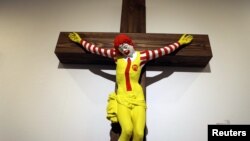 Patung kontroversial "McJesus" yang melambangkan badut Ronald McDonald yang disalib, karya seniman Finlandia Jani Leinonen (Foto: Reuters). 