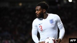 Danny Rose veut effectuer une touche lors du match entre l'Angleterre et la Suisse, Angleterre, le 11 septembre 2018