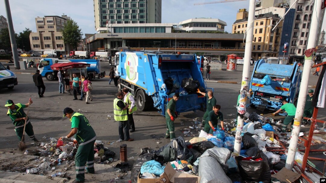 Abakozi bo mu gisagara ca Istambul bariko bakura umucafu mu kibanza ca Taksim Square