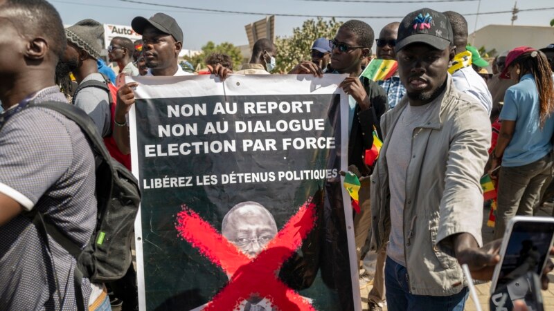 Présidentielle au Sénégal: le président Sall accusé de traîner les pieds