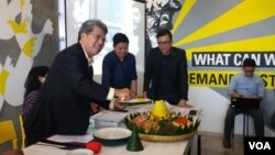 Pengacara senior sekaligus aktivis HAM Todung Mulya Lubis memotong tumpeng dalam peresmian kantor Amnesty Internasional Indonesia di Jakarta, Senin (4/12). (Foto: Fathiyah/VOA)