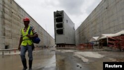 Un trabajador pasa por una puerta rodante en el sitio de construcción del proyecto de expansión del Canal de Panamá en el lado atlántico del complejo, en la ciudad de Colón, el 7 de septiembre de 2014.