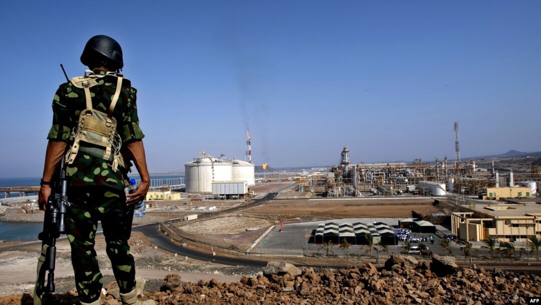 Seorang tentara Yaman berjaga-jaga di terminal gas alam di Balhaf (foto: dok).