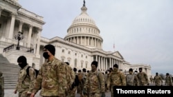 Miembros de la Guardia Nacional llegan al Capitolio de EE. UU. días después que partidarios del presidente Donald Trump asaltaran el complejo legislativo. Enero 11 de 2021.