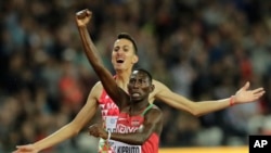 Conseslus Kipruto célèbre sa médaille d’or à l’issue de la finale de 3.000m steeplechase aux championnats mondiaux d’athlétisme à Londres, Angleterre, 8 août 2017.