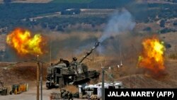 Tirs d'obus israéliens tirent en direction du Liban depuis une position située près de la ville de Kiryat Shmona, dans le nord d'Israël, suite à des tirs de roquettes depuis le côté libanais de la frontière, le 6 août 2021.