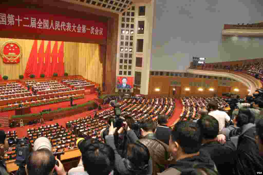 中国十二届人大一次会议在北京闭幕（美国之音东方拍摄）