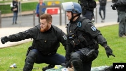 Des policiers anti-émeutes maintiennent un homme au sol, devant le Palais Beaumont à Pau, dans le sud-ouest de la France le 5 avril 2016.