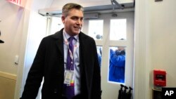 Koresponden CNN, Jim Acosta memasuki ruang pers di Gedung Putih. 