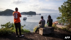 Des habitants regardent le lac Kivu, à Goma, le 17 novembre 2016.