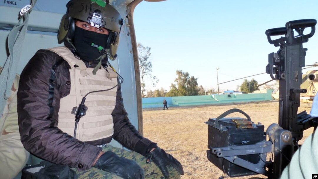 Salah seorang personil helikopter militer Irak siap melakukan serangan (foto: dok). 