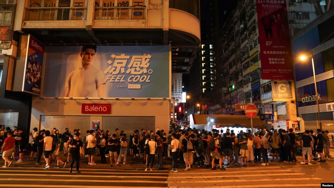 香港民众在街头排队购买最后一期的苹果日报。（2021年6月24日）