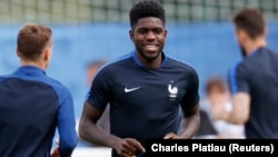 Samuel Umtiti à l'entrainement à Clairefontaine en France le 29 juin 2016.