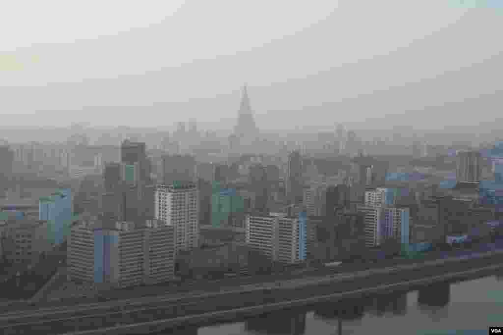 Пхеньян. Вдалеке 105-этажная гостиница &laquo;Рюгён&raquo;