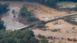 Foto yang diambil dari udara yang menunjukkan jembatan yang rusak akibat banjir yang timbul akibat terjangan badai Helene di Greene County, Tennessee, pada 28 September 2024. (Foto: AP/George Walker IV)