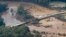 Foto yang diambil dari udara yang menunjukkan jembatan yang rusak akibat banjir yang timbul akibat terjangan badai Helene di Greene County, Tennessee, pada 28 September 2024. (Foto: AP/George Walker IV)