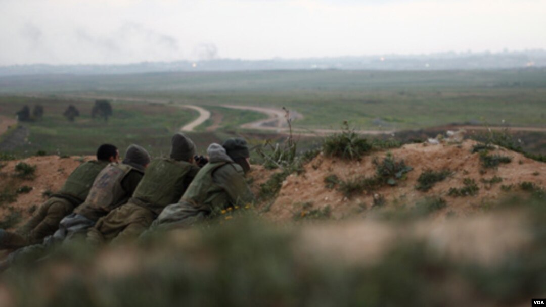Tentara Israel siaga dalam posisinya di dekat perbatasan Jalur Gaza utara. Militan Hamas di Gaza meluncurkan beberapa roket ke Israel selatan, Rabu (23/3).