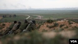 Tentara Israel siaga dalam posisinya di dekat perbatasan Jalur Gaza utara. Militan Hamas di Gaza meluncurkan beberapa roket ke Israel selatan, Rabu (23/3).