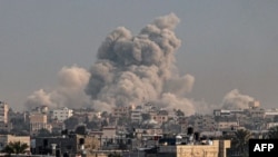 İsrail ile Hamas arasındaki çatışmalar Ekim ayından bu yana sürüyor. Gazze Şeridi'nin güneyindeki Han Yunus'tan dumanlar yükseliyor - 15 Ocak 2024