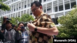 Dekan Fisipol UGM DR Erwan Agus Purwanto sedang mengenakan pita berwarna ungu sebagai ekspresi solidaritas terhadap Agni, mahasiswa Fisipol UGM korban pelecehan seksual, Kamis (8/11). (Foto:VOA/ Munarsih Sahana)