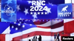 Donald Trump Jr. y Kimberly Guilfoyle hacen su recorrido en el escenario antes del día dos de la Convención Nacional Republicana (RNC), en el Foro Fiserv en Milwaukee, Wisconsin, EEUU, el 16 de julio de 2024.