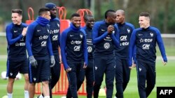 (De gauche à droite) Florian Thauvin de l'équipe de France de France, le milieu de terrain Corentin Tolisso, le milieu de terrain Thomas Lemar, le milieu de terrain N'Golo Kante, le milieu de terrain Blaise Matuidi, le défenseur Djibril Sidibe et l'attaquant Kevin Gameiro assistent à une séance d'entraînement, Clairefontaine, le 20 mars 2017.