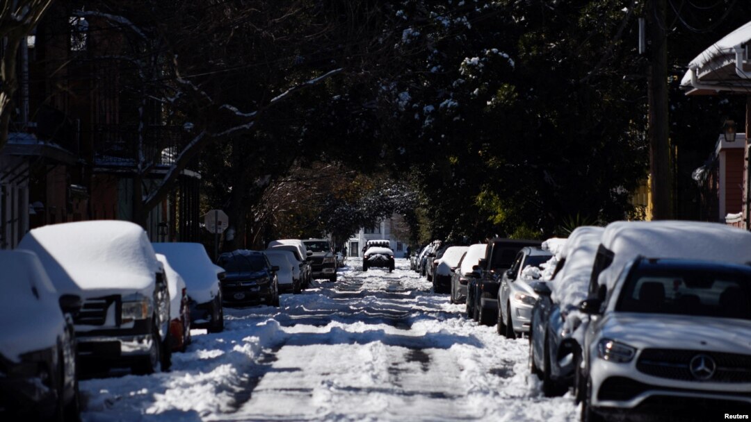 La nieve y el hielo cubren una calle después de una rara tormenta de nieve que azotó la costa del Golfo de Estados Unidos, en Nueva Orleans, Luisiana, EEUU, el 22 de enero de 2025. 