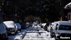 La nieve y el hielo cubren una calle después de una rara tormenta de nieve que azotó la costa del Golfo de Estados Unidos, en Nueva Orleans, Luisiana, EEUU, el 22 de enero de 2025. 