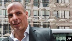 Greek Finance Minister Yanis Varoufakis arrives for a meeting of the eurogroup finance ministers at the EU Council building in Brussels May 11, 2015. 