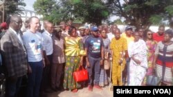 Les autorités administratives et coutumières de Bouaké avec le groupe Magic System et Laurent Deshusse représentant l'ambassadeur de l'Union Européenne en Côte d'Ivoire, Bouaké le 29 octobre 2019. (VOA/Siriki Barro)