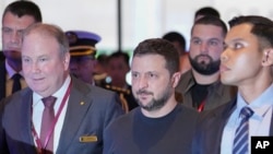 Presiden Ukraina Volodymyr Zelenskyy (tengah) tiba di lokasi forum Shangri-La Dialogue ke-21 di Hotel Shangri-La, Singapura, Sabtu, 1 Juni 2024. (Foto: Vincent Thian/AP Photo)